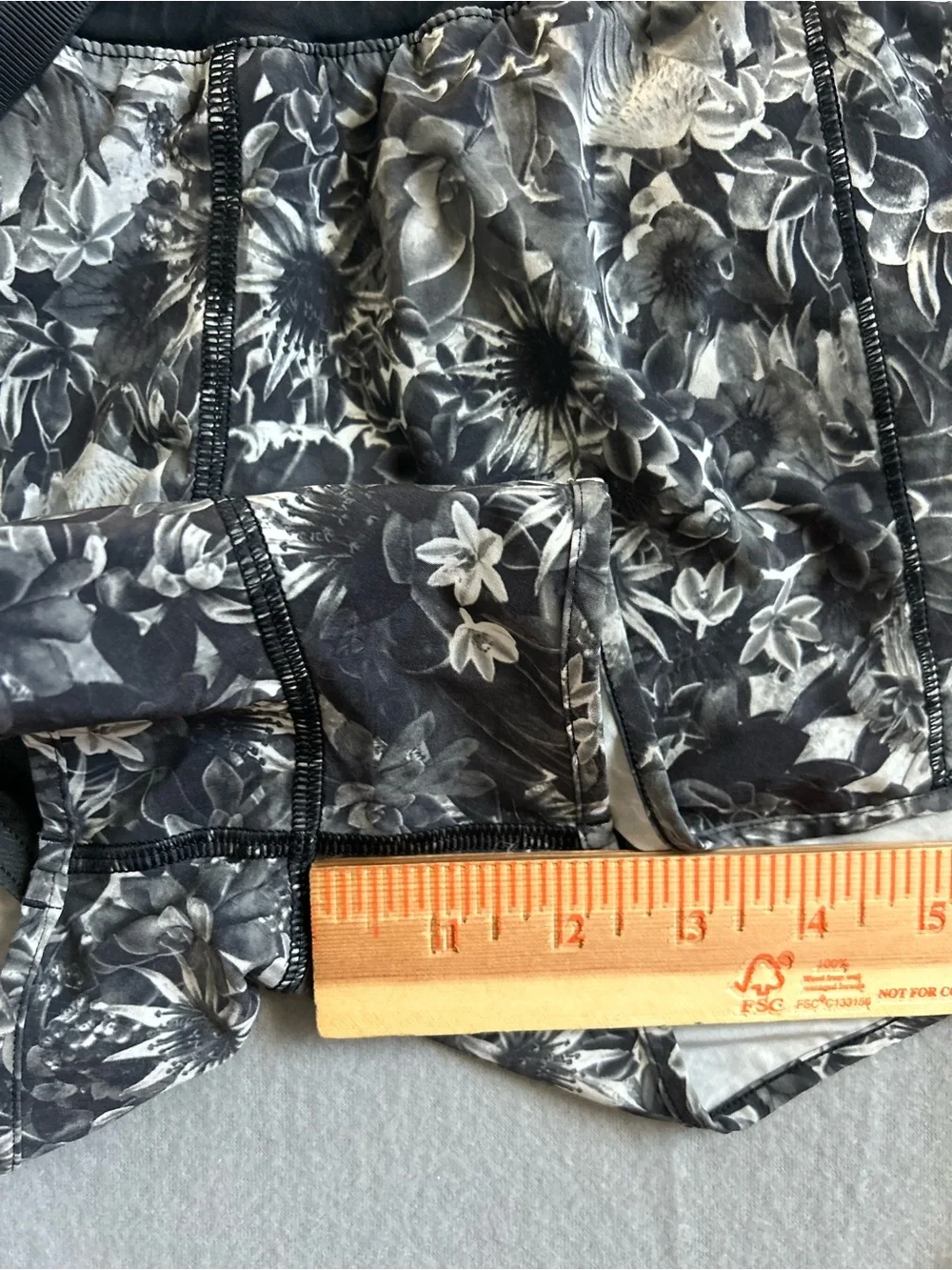 Lululemon Hotty Hot Short 2.5'' in Flowabunga Black Angel Wing Size 8